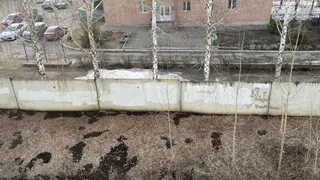 Нижнекамцы жалуются на высокий забор, расположенный перед окнами их дома 