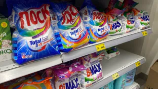 Чистят эффективнее премиальных, а цена приятно удивляет: 5 превосходных стиральных порошков по версии Роскачества