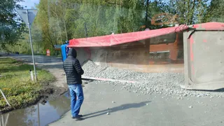 В Дягилеве опрокинулся грузовик с щебнем