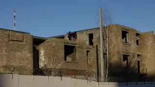 Нижнекамцы жалуются на то, что по крыше недостроя бегают дети