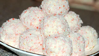 Покупаю крабовые палочки, сыр и чеснок — на стол ставлю особенные «Рафаэлки»: гости умоляют поделиться рецептом — лучшая закуска на праздничный стол