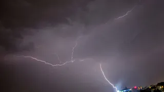 Молния, ударившая в ТЦ "Атрон", попала в молниеотвод