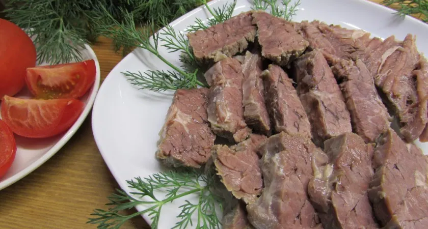 Надо ли сливать «первую воду» при варке мяса: шеф-повар поставил точку в этом вопросе