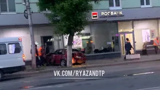 На Первомайском проспекте в Рязани легковой автомобиль влетел в здание Росбанка