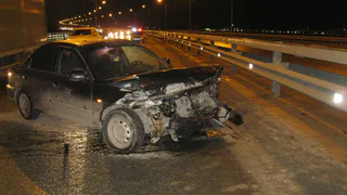 На Северной окружной "Киа" налетел на отбойник 