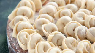 Можно смело брать. В Роскачестве сказали, какие пельмени в магазинах самые мясные