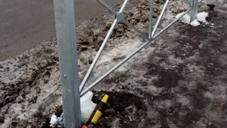 В Брянске новые пешеходные ограждения превратились в мусорки