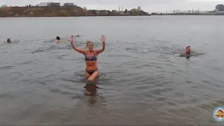 День моржа: около 30 рязанцев искупаются в ледяной воде в Рюминском пруду