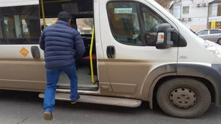 В Брянске водитель маршрутки отказался вести пассажиров по не расчищенной дороге