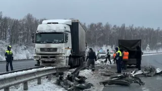 На трассе М-7 около деревни Питикасы фура сложилась "в ножницы"