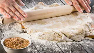 Самая новогодняя закуска: елка из шариков из слоеного теста с начинкой из сыра — обязательно попробуйте!