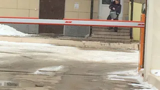 Рязанские гаишники ведрами льют воду на ступеньки отделения (видео)