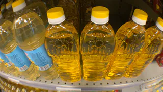 Хитрые хозяйки скупили все масло в магазине, но для готовки не используют: вот для чего оно нужно — 5 лайфхаков