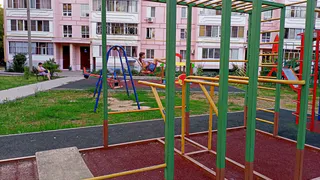 Увезли в ОДКБ: на Весенней мальчик сломал руку на детской площадке