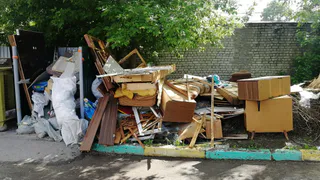 Лежит с апреля: на Гагарина больше месяца не вывозят мусор