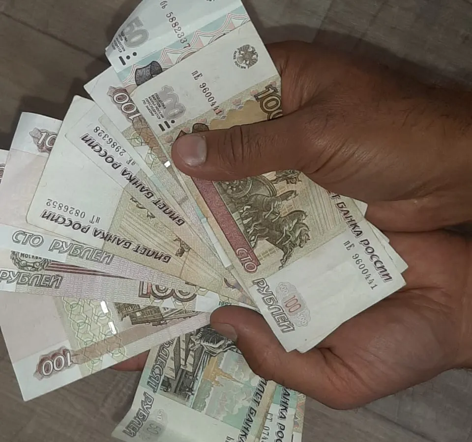 Незаметно подошел и взял из кассы деньги