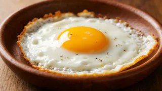 Узнала, как правильно жарить яичницу, чтобы не прилипала и не пузырилась - берите на заметку