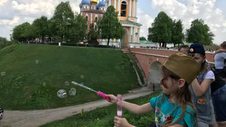 Народные гуляния, военная реконструкция и праздничный концерт: как отметили 9 мая в Кремлёвском сквере