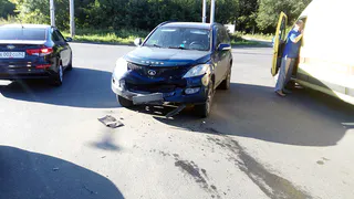 В Рязани внедорожник протаранил два припаркованных автомобиля