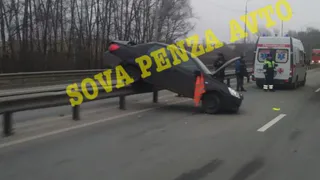 В Пензенской области на трассе М5 автомобиль «повис» на отбойнике