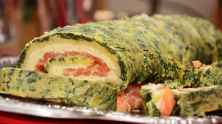 Так легко, что стыдно делиться: 3 продукта и хитрый фокус с пищевой пленкой - и колбасный рулет с нежнятиной внутри на столе