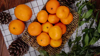 Мандариновые корки заливаю уксусом — и не могу нарадоваться: незаменимый лайфхак для хозяек