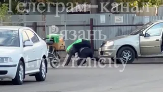 Рязанцы опубликовали видео драки курьера и водителя легковушки