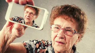 Пример оптимизма - 90-летняя бабушка ведет мемуары в Instagram