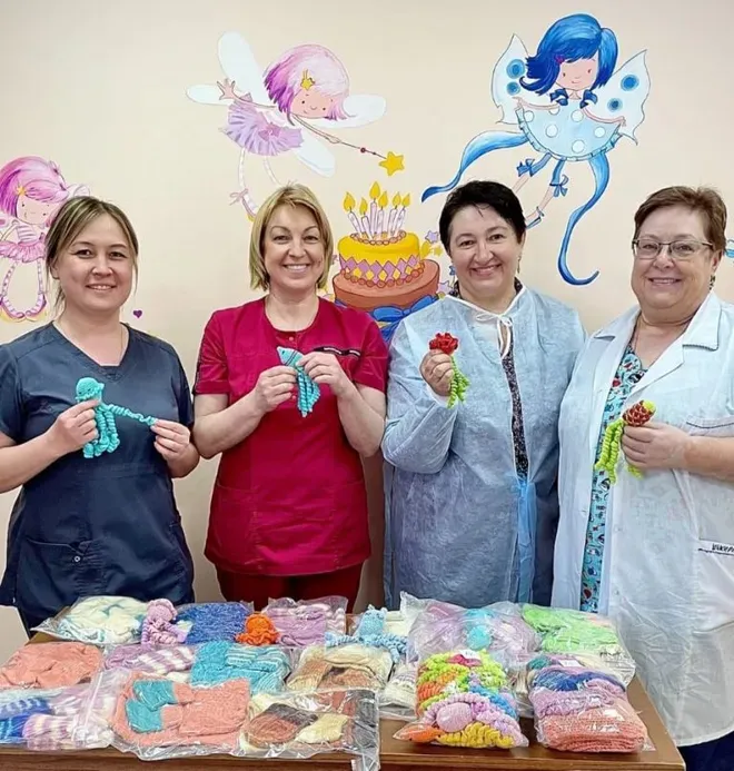 В Магнитогорске мастерицы связали одежду и игрушки для недоношенных малышей