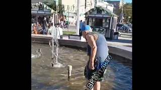 На площади Победы в Рязани засняли собирающего монеты в фонтане пенсионера