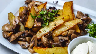 Главное – не на масле: вот на чем лучше жарить картошку до хрустящей корочки