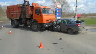 Раздавил капот: в Ряжске машина влетела под мусоровоз