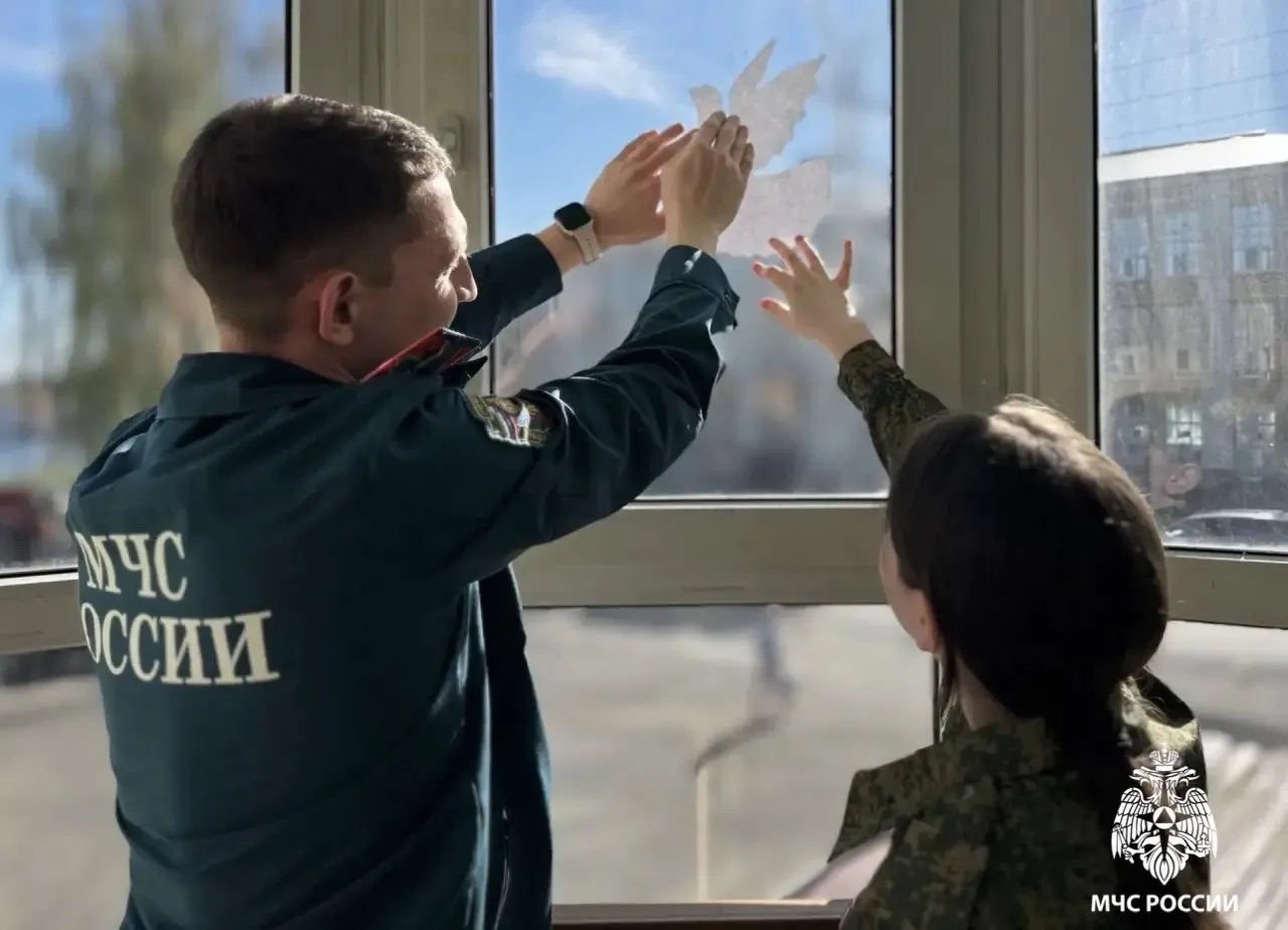 Сотрудники МЧС Удмуртии сделали украшения к 9 Мая в рамках акции «Окна Победы»