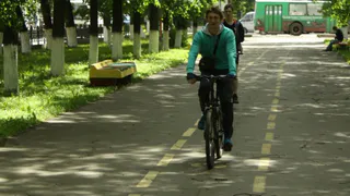 Еще и улыбался: в центре Рязани велосипедист сбил на тротуаре ребенка