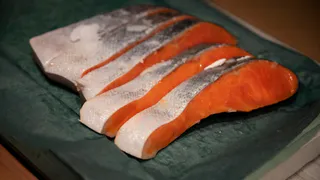 Эта рыба полна паразитов: мы ее подаем на стол и даем детям. В ней нашли 10-метровых червей 