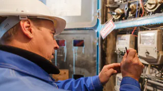 Какие УК области являются крупными должниками?