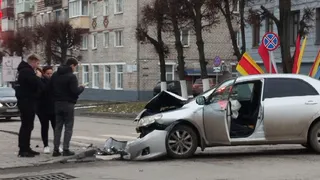 Происшествие на улице Дзержинского в Чебоксарах: автомобиль вылетел на тротуар