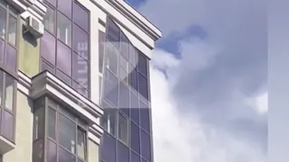 На площади Победы в Рязани сорвало часть фасада здания из-за сильного ветра