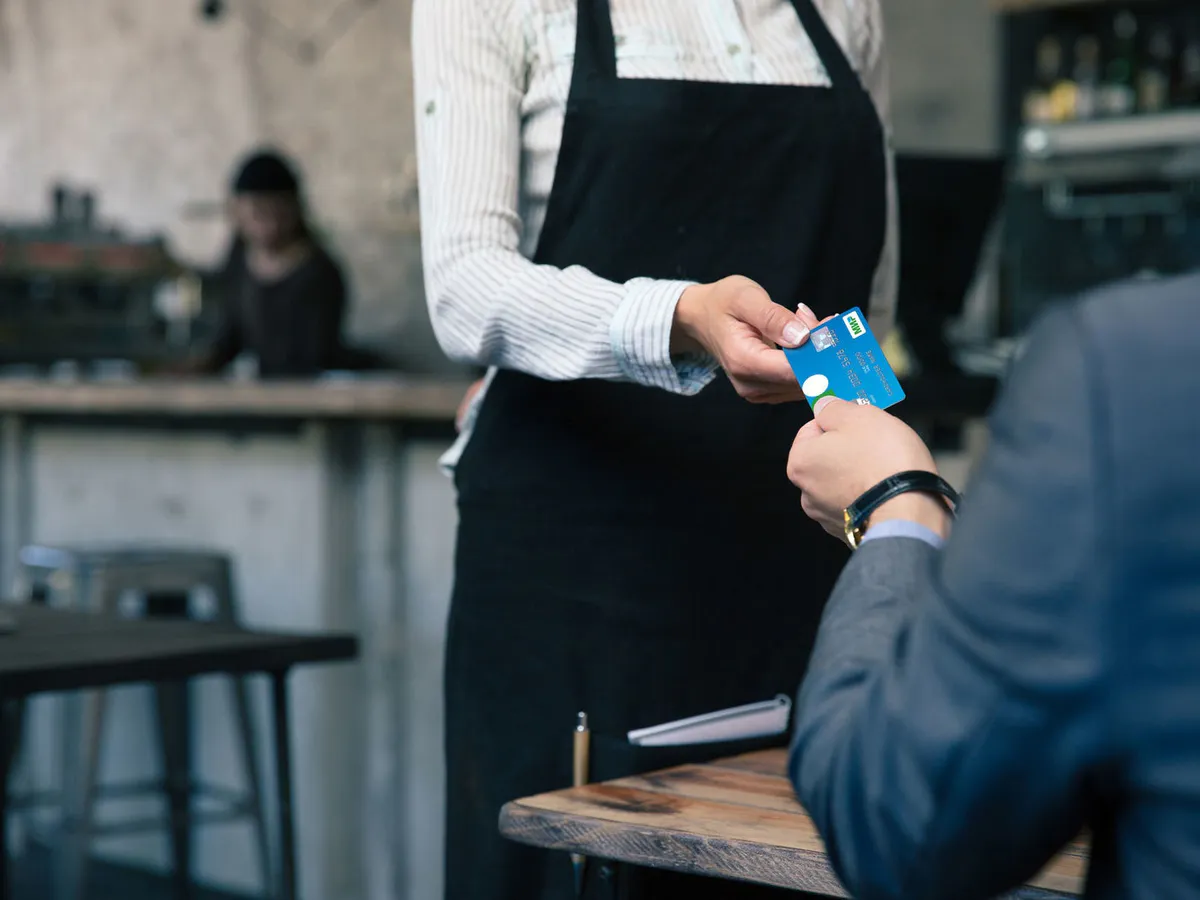 Официантка украла банковскую карту у клиентки