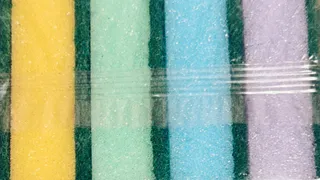 Только в 50 лет узнала, почему губки для мытья посуды разных цветов: сразу решила 5 проблем на кухне - не нарадуюсь эффекту