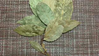 3 листика лаврушки кладу под подушку: подруга подсказала этот рецепт от мигрени - нужно знать одну хитрость