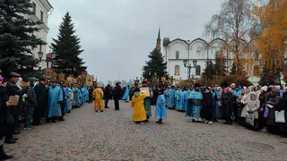 В Казани тысячи верующих идут крестным ходом с чудотворной иконой
