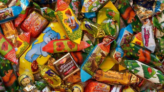 Яд в красивом фантике: в Роскачестве назвали конфеты, которые нельзя давать детям ни в коем случае