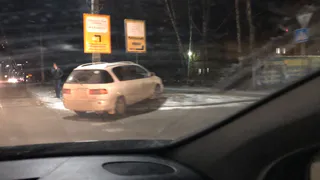 На Мервинской легковушка слетела с дороги