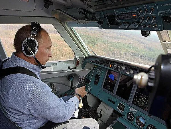 Субординация или жизнь: Путин рассказал о том, как пилот самолета отказался ему подчиняться