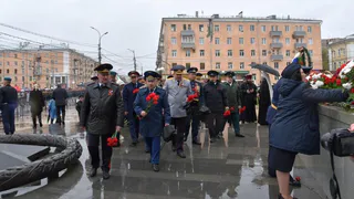 В Рязани погода не помешала возложить цветы к Вечному огню