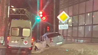 Во Владимире легковушка вылетела в сугроб в результате ДТП