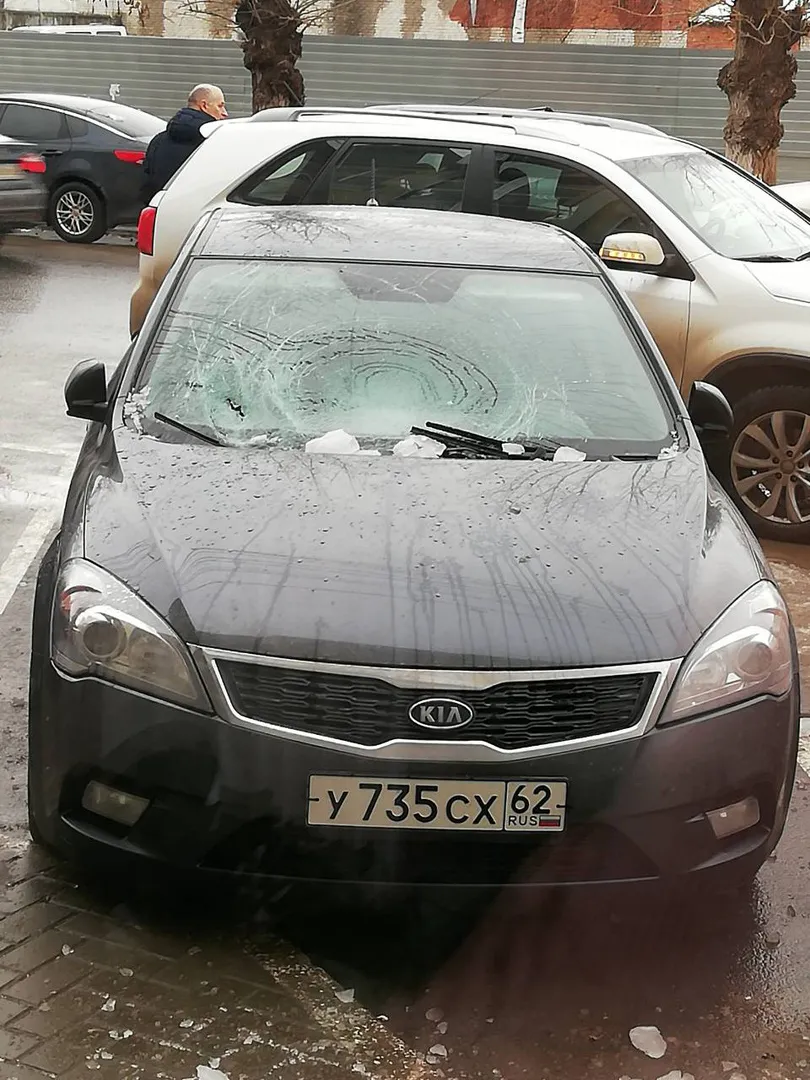 На платной парковке глыба льда упала на автомобиль. Pro Город выяснил как получить компенсацию за ремонт