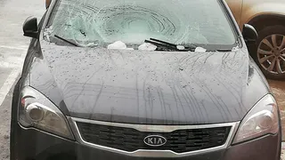 На платной парковке глыба льда упала на автомобиль. Pro Город выяснил как получить компенсацию за ремонт