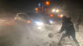 Десятки автомобилей блокированы снегом на трассе "Кузнецк – Радищево"